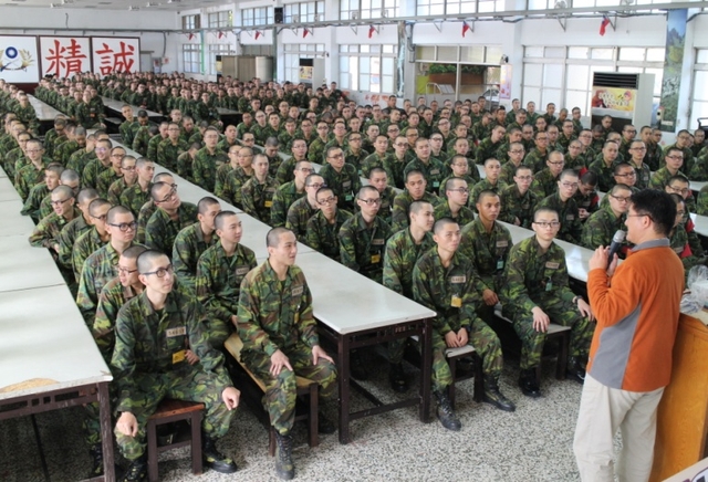 104/12/24 苗檢反賄走入新訓中心,國軍弟兄熱烈響應啄木鳥公民
