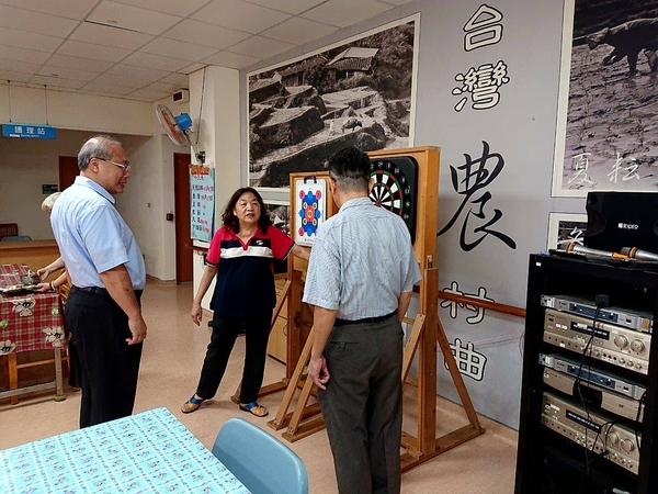 7楊主任介紹社勞人製作之木工老人玩具