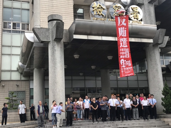 10遙控直升機懸掛反賄選布條2