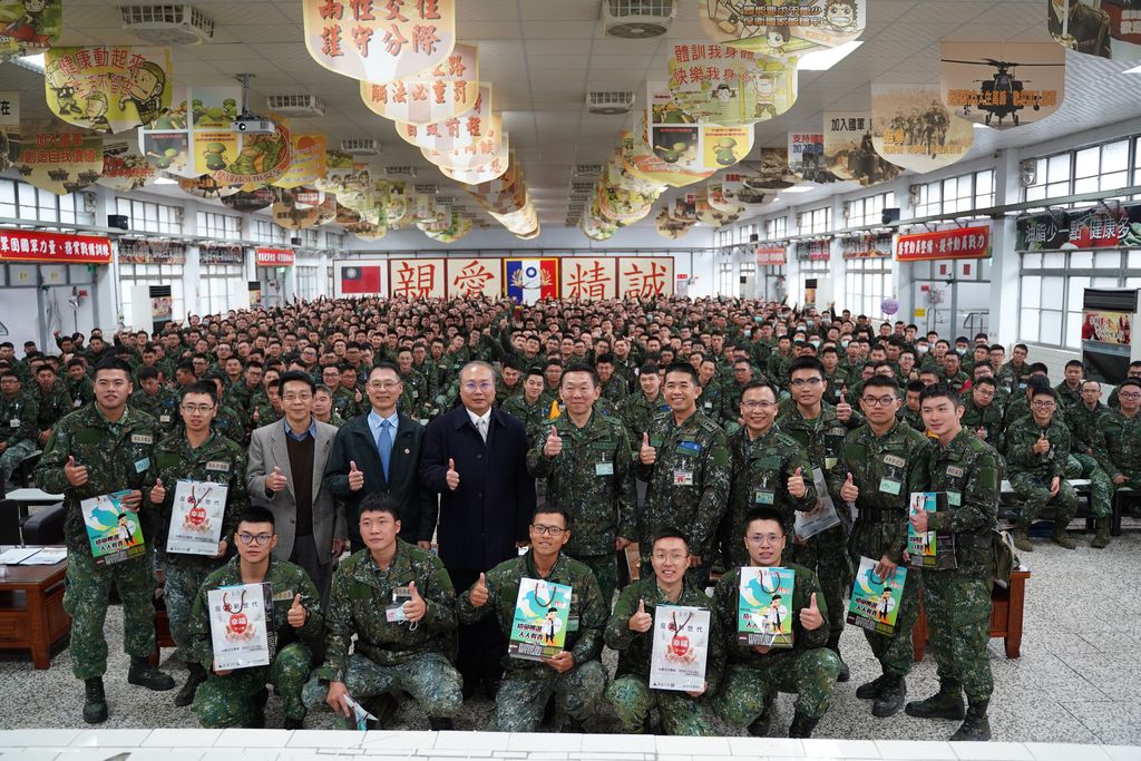 9與答對弟兄合影