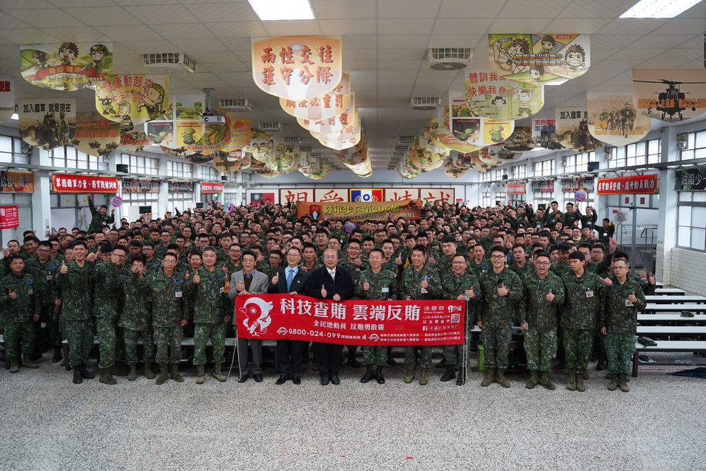 10與全體官兵合影