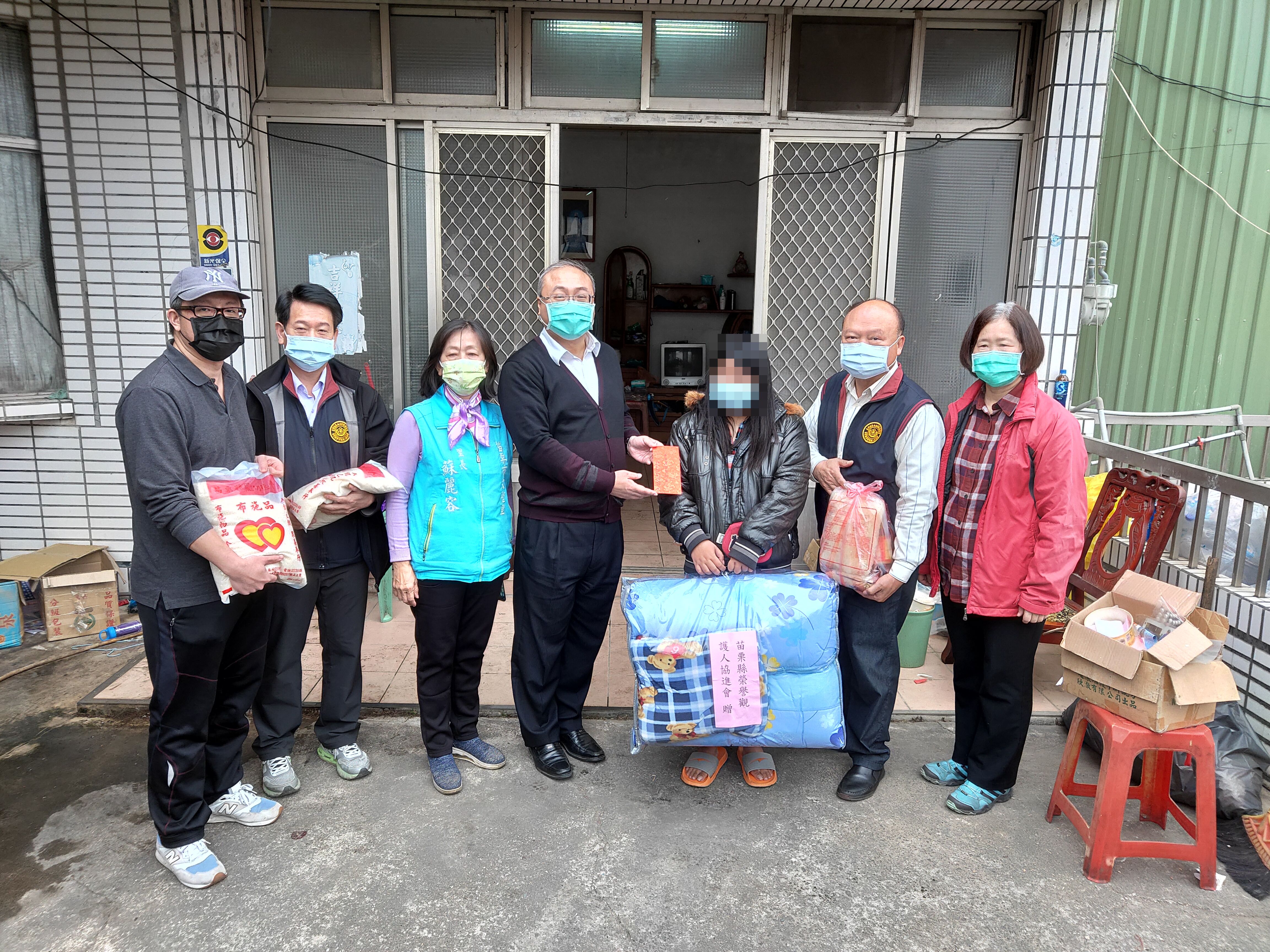 鄭檢察長鑫宏在榮譽觀護人協進會理事長徐享鑫ˋ主任觀護人岳瑞霞等陪同