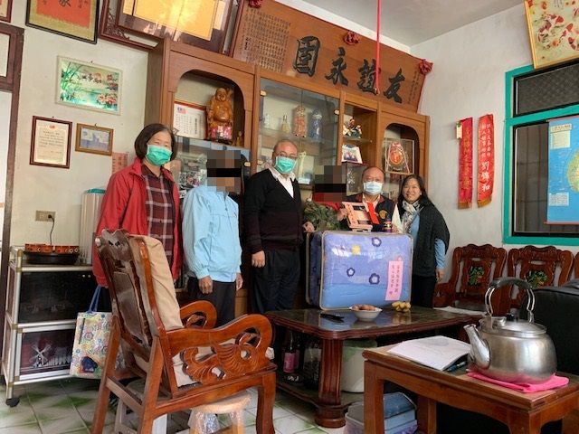 鄭檢察長鑫宏及苗栗縣榮譽觀護人協進會徐理事長享鑫到受保護管束人家中致贈棉被及慰問金2