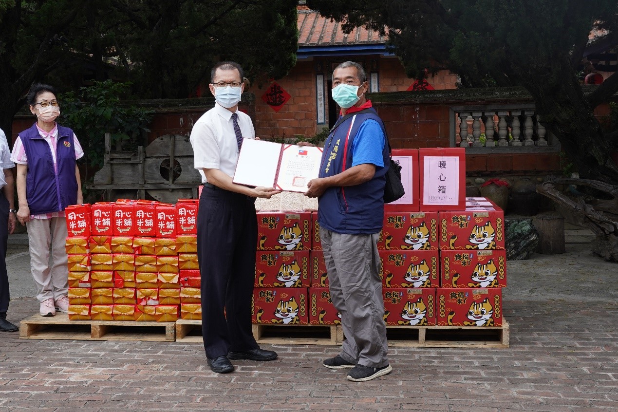 感謝頭份太陽宮捐贈白米、沙拉油、醬油、麵條等物資，檢察長頒發感謝狀