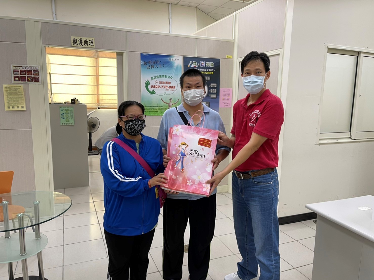 觀護人頒給受觀護對象月餅及慰問2