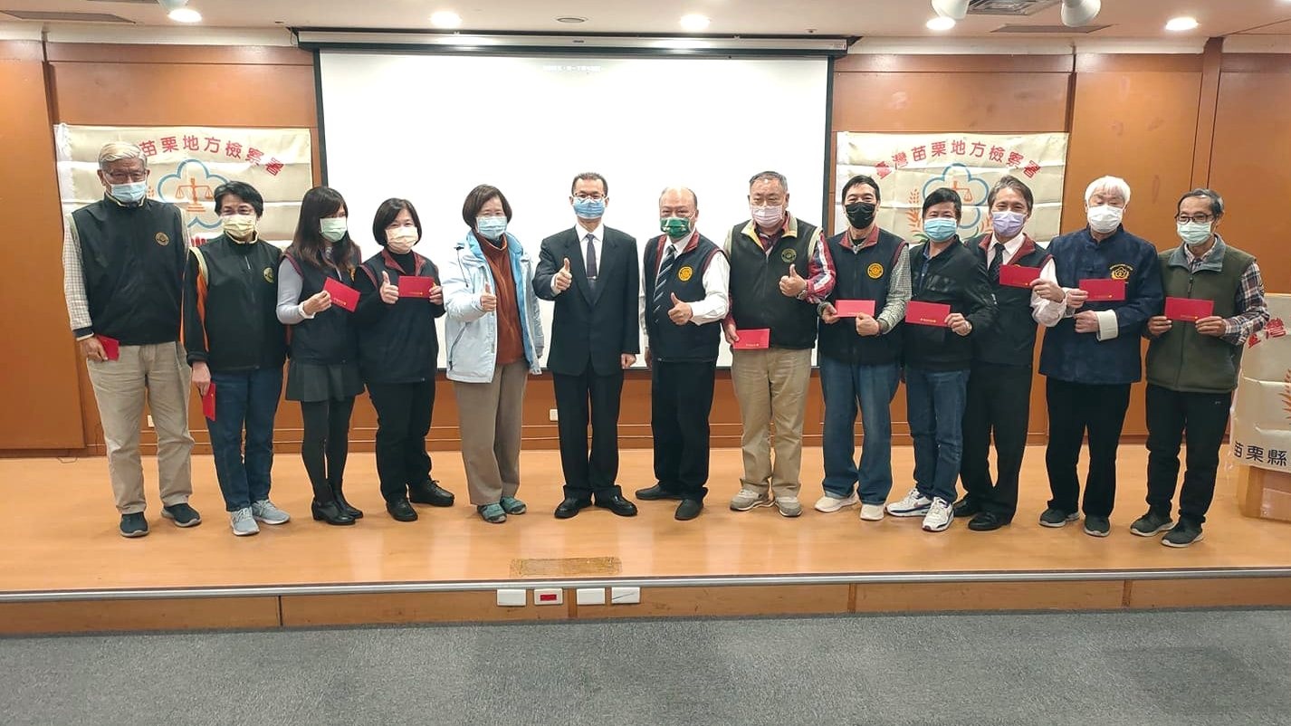 陳檢察長與徐理事長感謝值班榮觀們的付出1