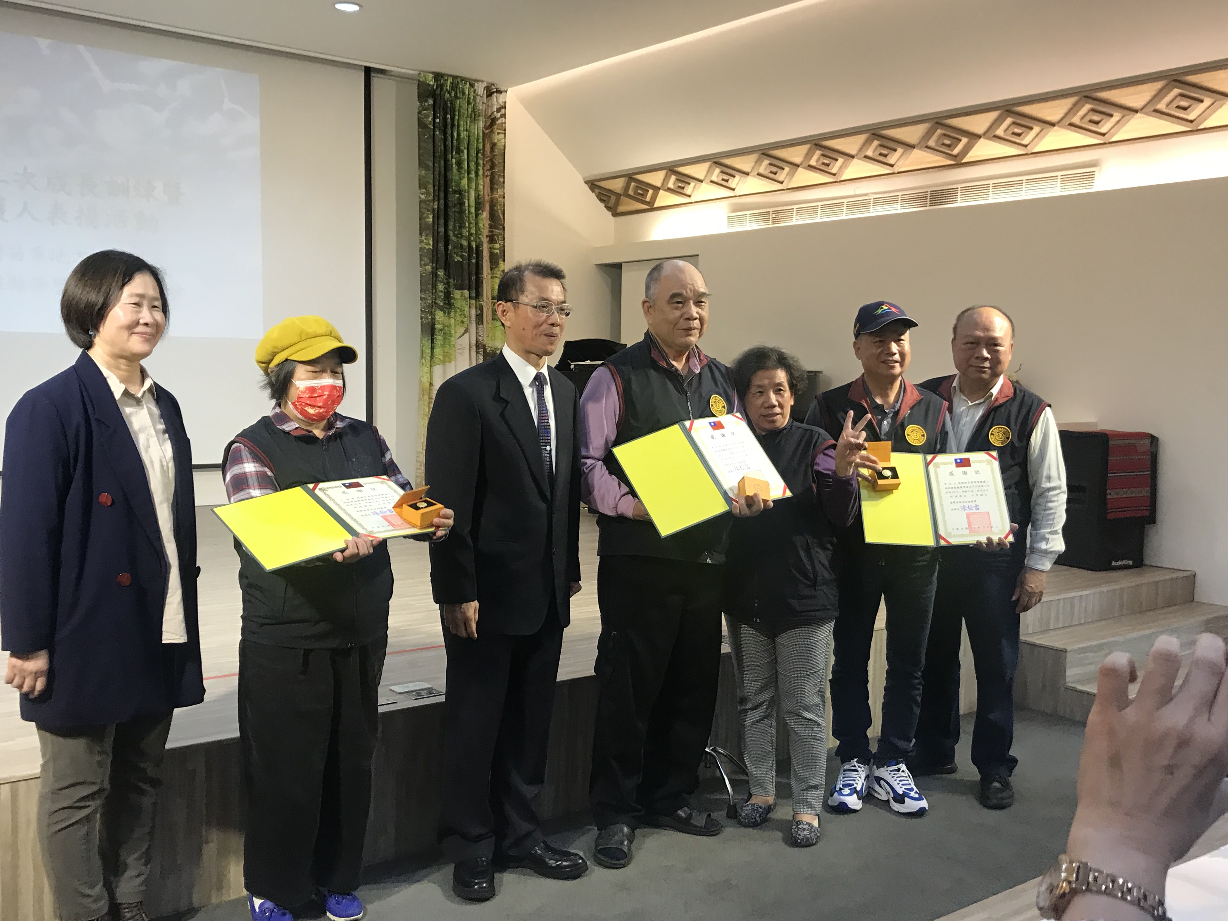 陳進華、李安文與江宛蓉獲頒金質獎牌