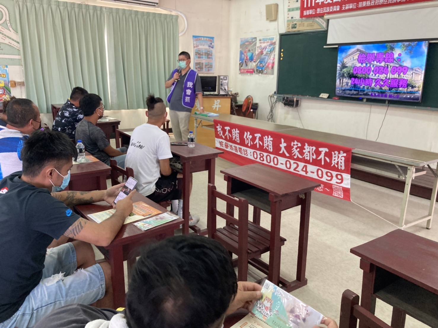 本署陳佑杰觀護人透過影片撥放，向大貨（客）車訓練學員進行反賄宣導