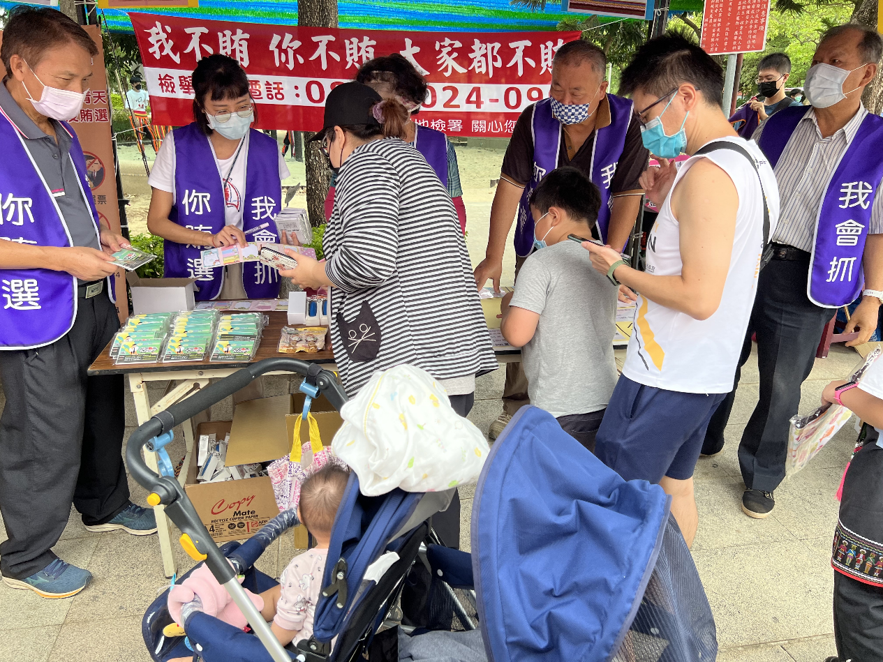 參與民眾拿起手機掃本署QR-CODE反賄選粉絲專業追蹤案讚及分享