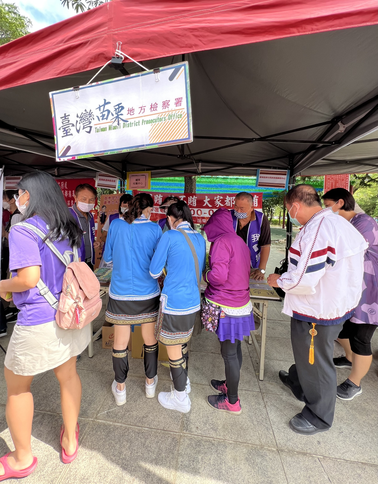 民眾至本署攤位前排隊進行有獎徵答