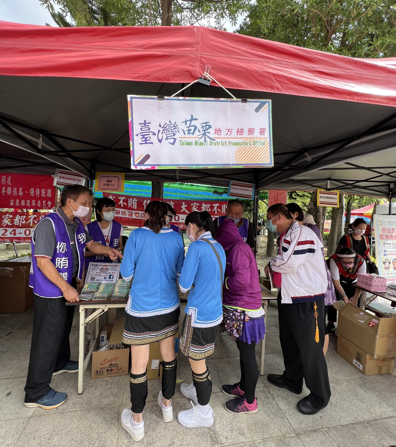 本署於舞台旁設置反賄選宣導攤位