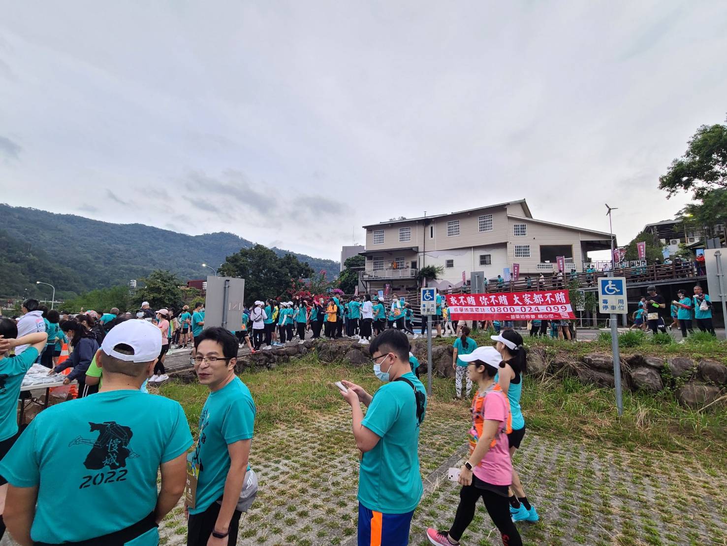 於起跑集結處，懸掛反賄選布條，讓反賄選的理念，讓更多人知道