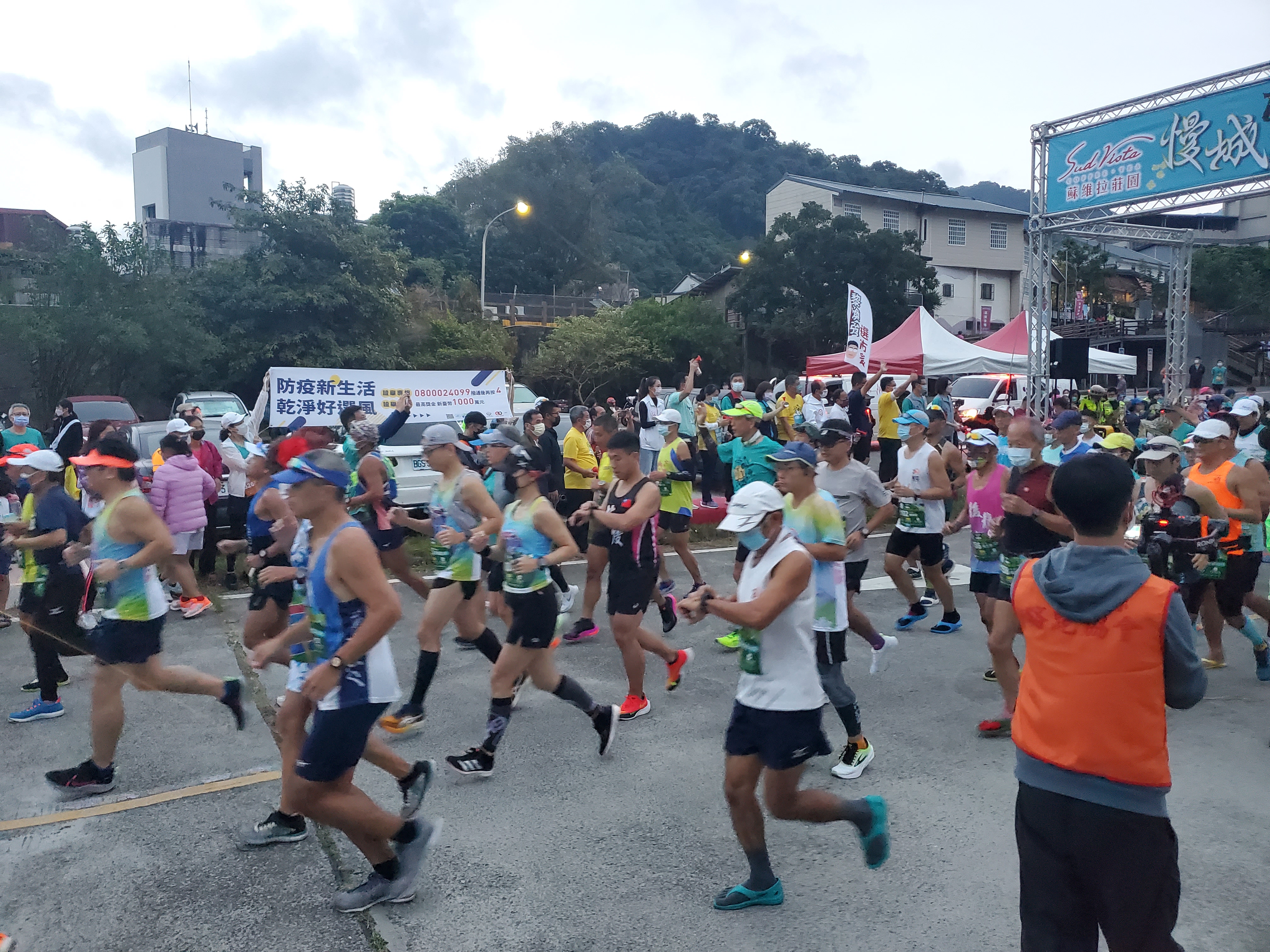 於鳴槍起跑時時,懸掛「防疫新生活,乾淨好選風」的反賄選布條