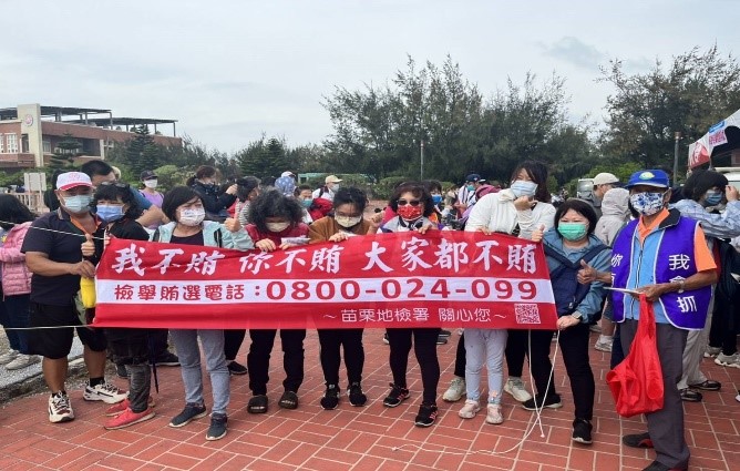反賄選發放宣導品及合影