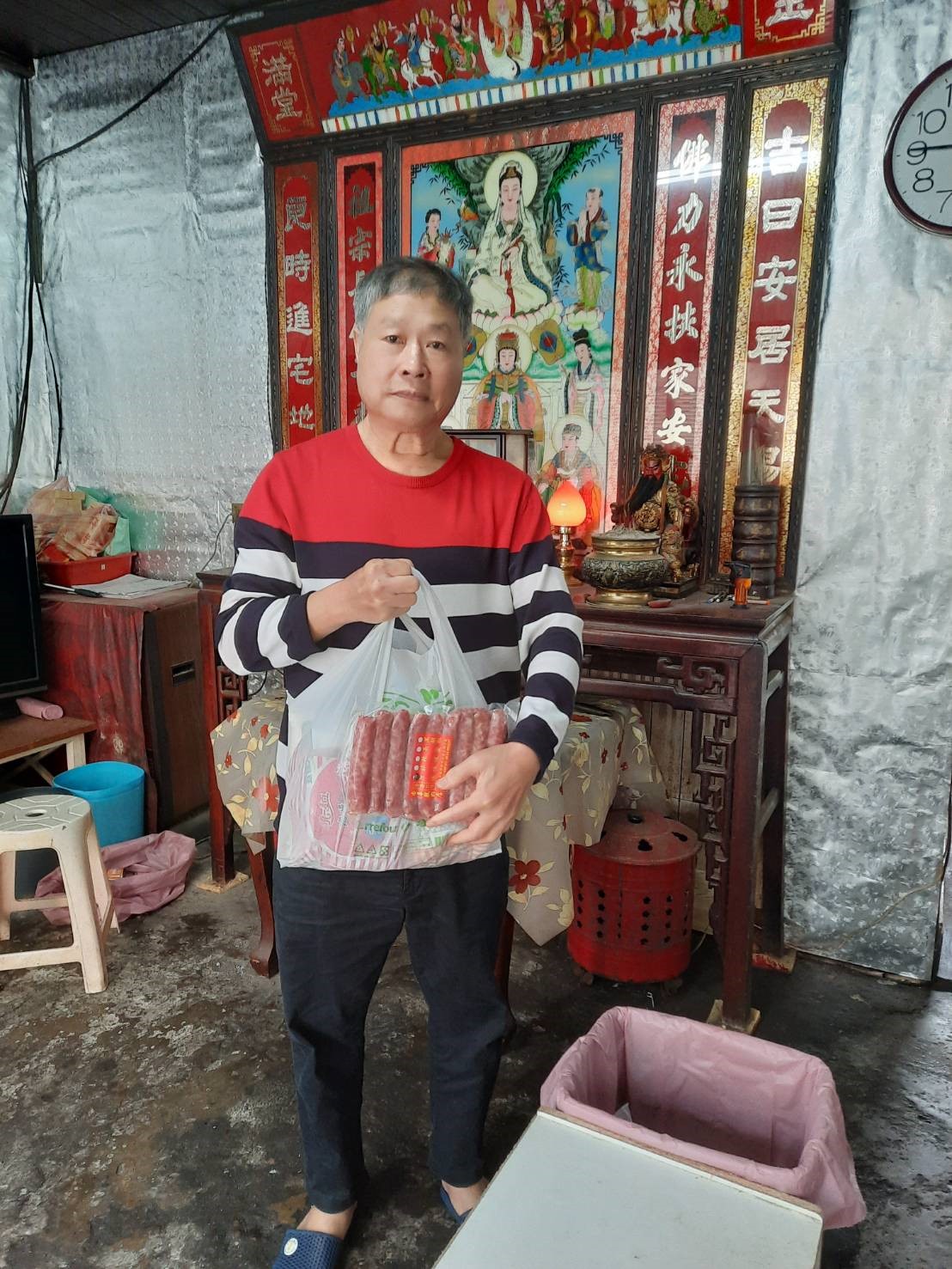 追輔員至案家致贈慰問品，由案兄代為領取