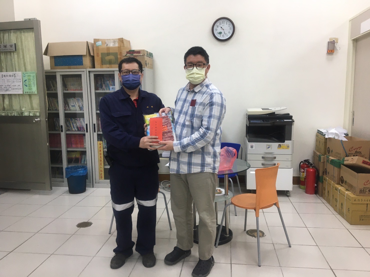 簡股觀護人致贈慰問金及慰問品予個案，並勉勵其努力工作與生活