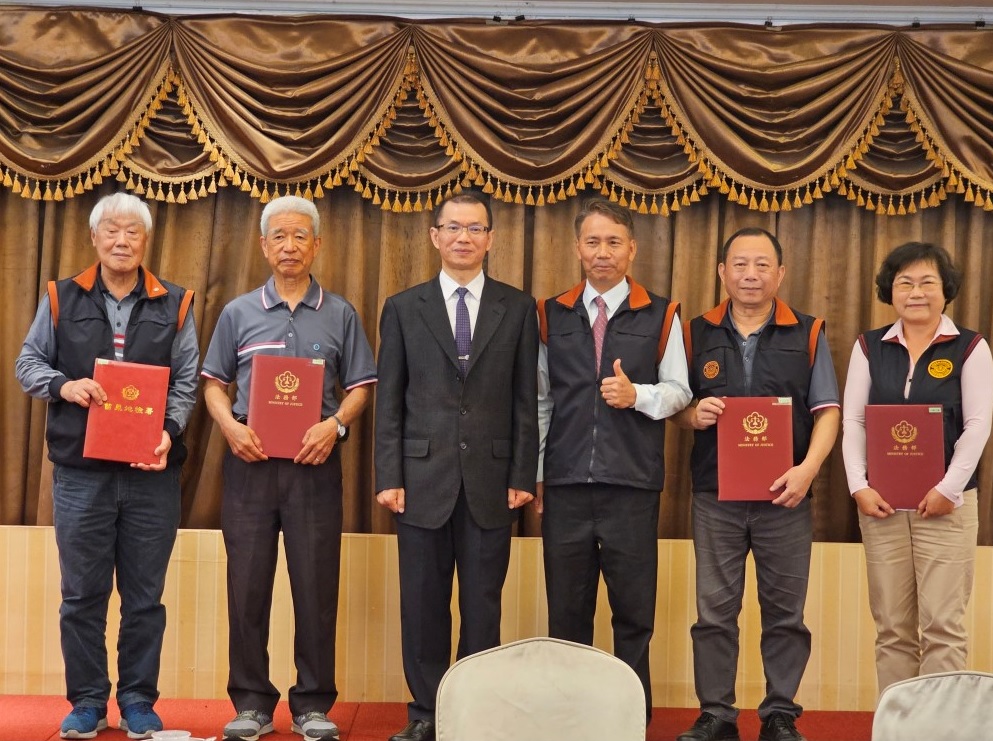 陳檢察長與獲獎榮觀開心合影