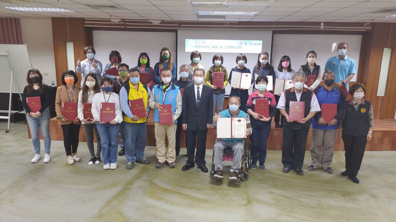 Prosecutor General Chen Songji took a group photo with representatives of various executive agencies