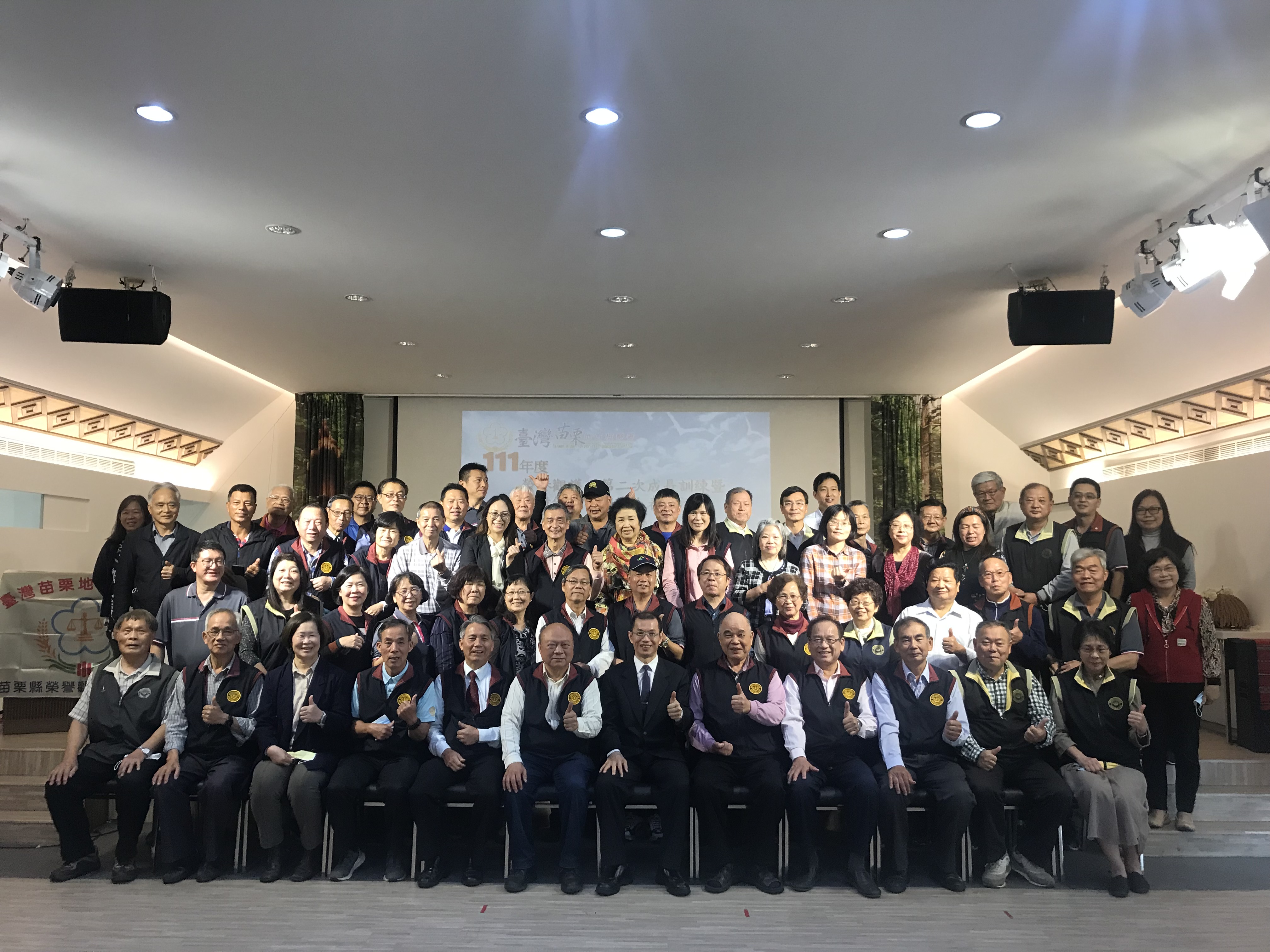 Prosecutor General Chen Songji happily took a photo with all the honorary guardians
