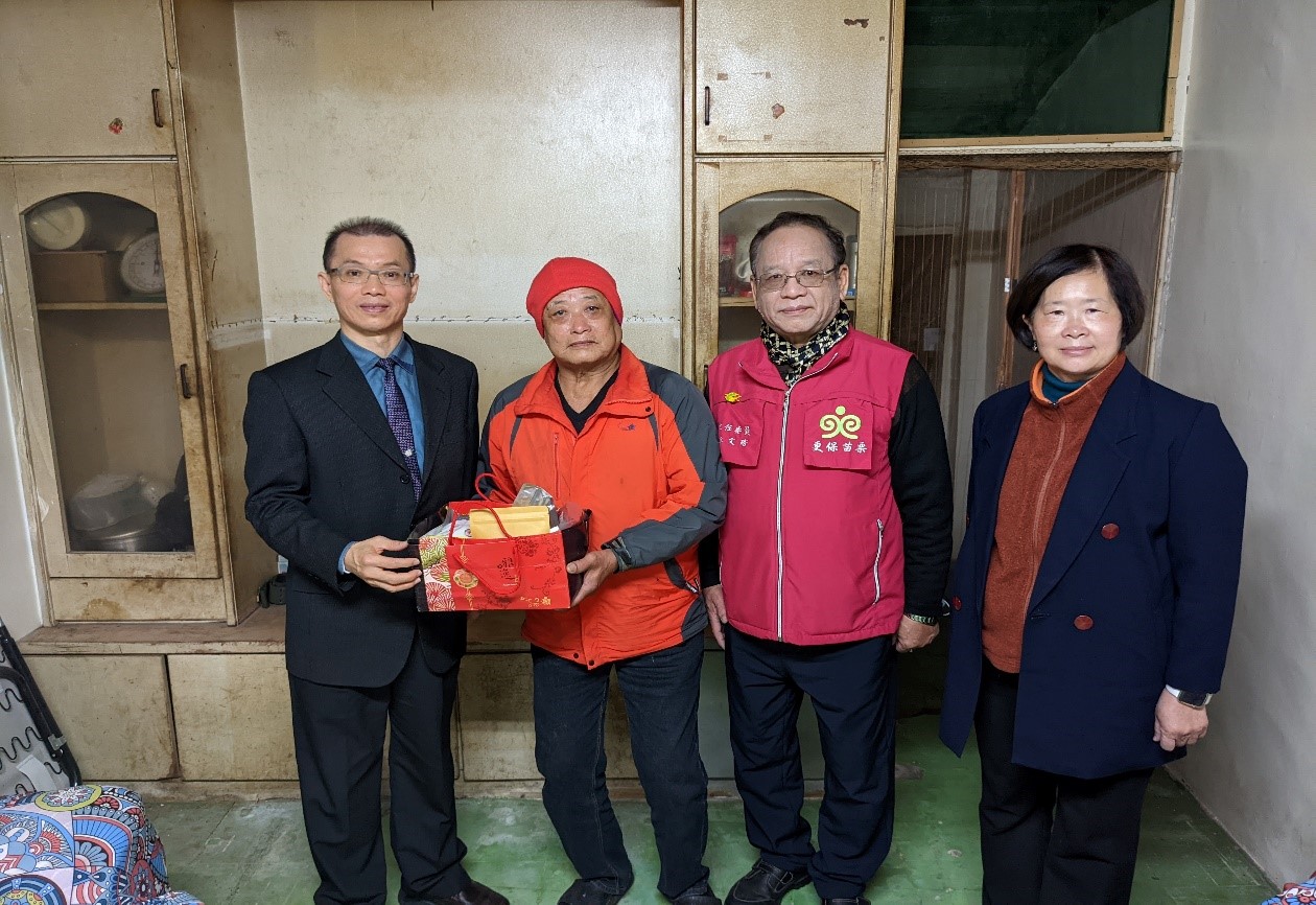 Prosecutor General Chen Songji visited the case’s family and presented him with Spring Festival condolence money and supplies