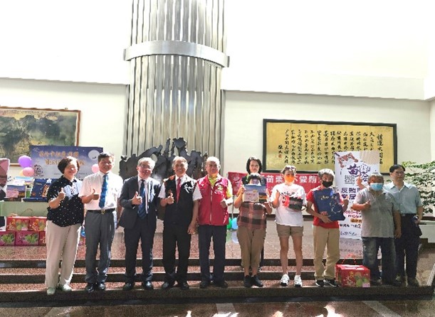 Group photo at the joint press conference