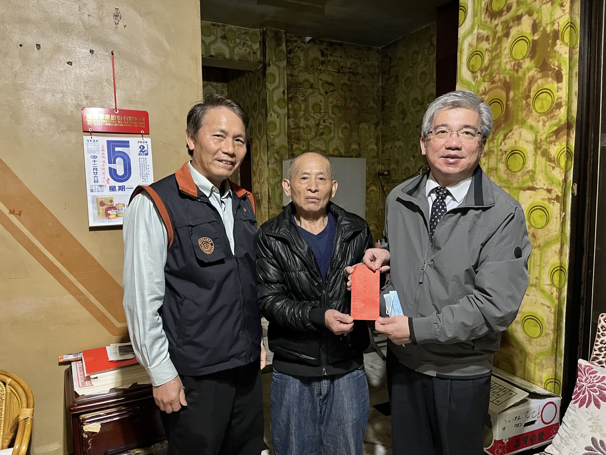檢察長偕同榮觀協進會會長頒發慰問品項予案主