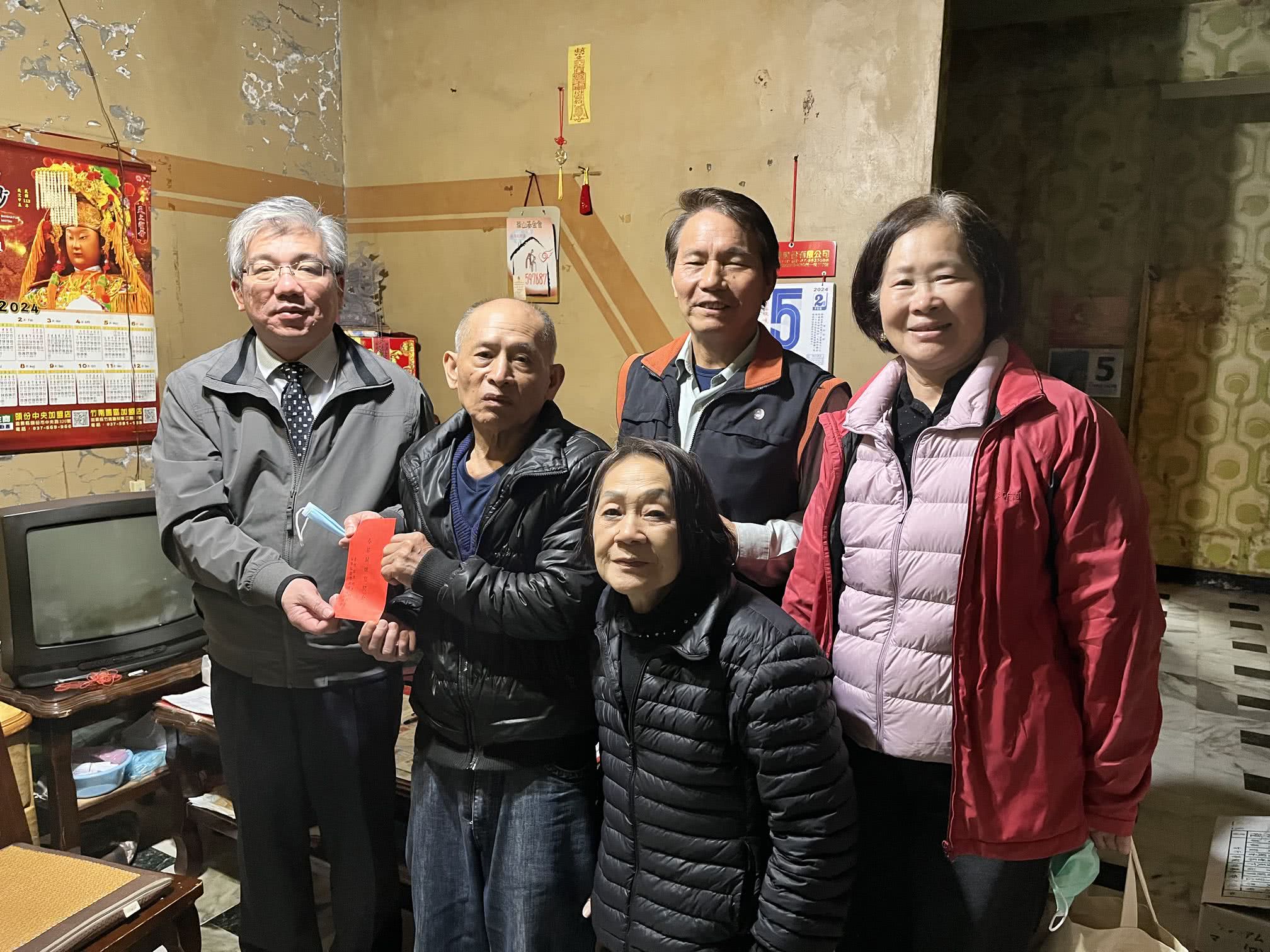 The Prosecutor General, together with the President of the Rongguan Promotion Association, presents consolation items.