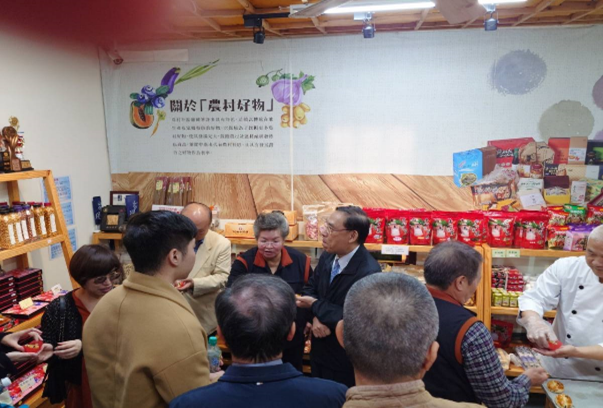 部長品嚐更生人烘焙產品