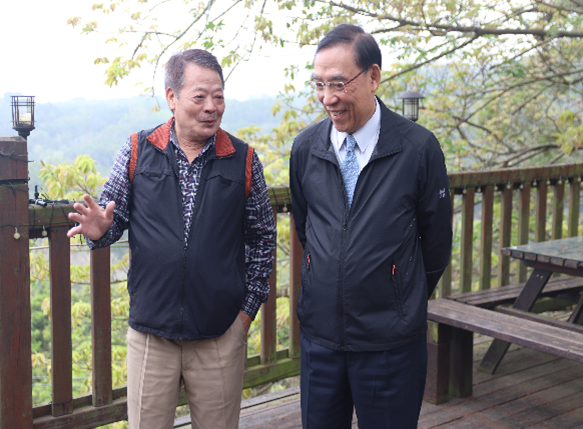 興民農場主人邱建民向部長報告使用自主監外作業的經驗與初衷