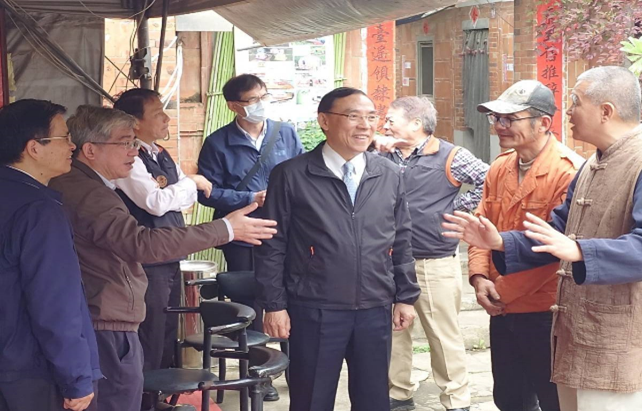 Chairman of Miaoli County Sunshine Rehabilitation Humanistic Care Association and listened to the explanation by Director General Lin Yanling