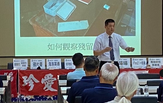 講師授課並搭配毒品教具