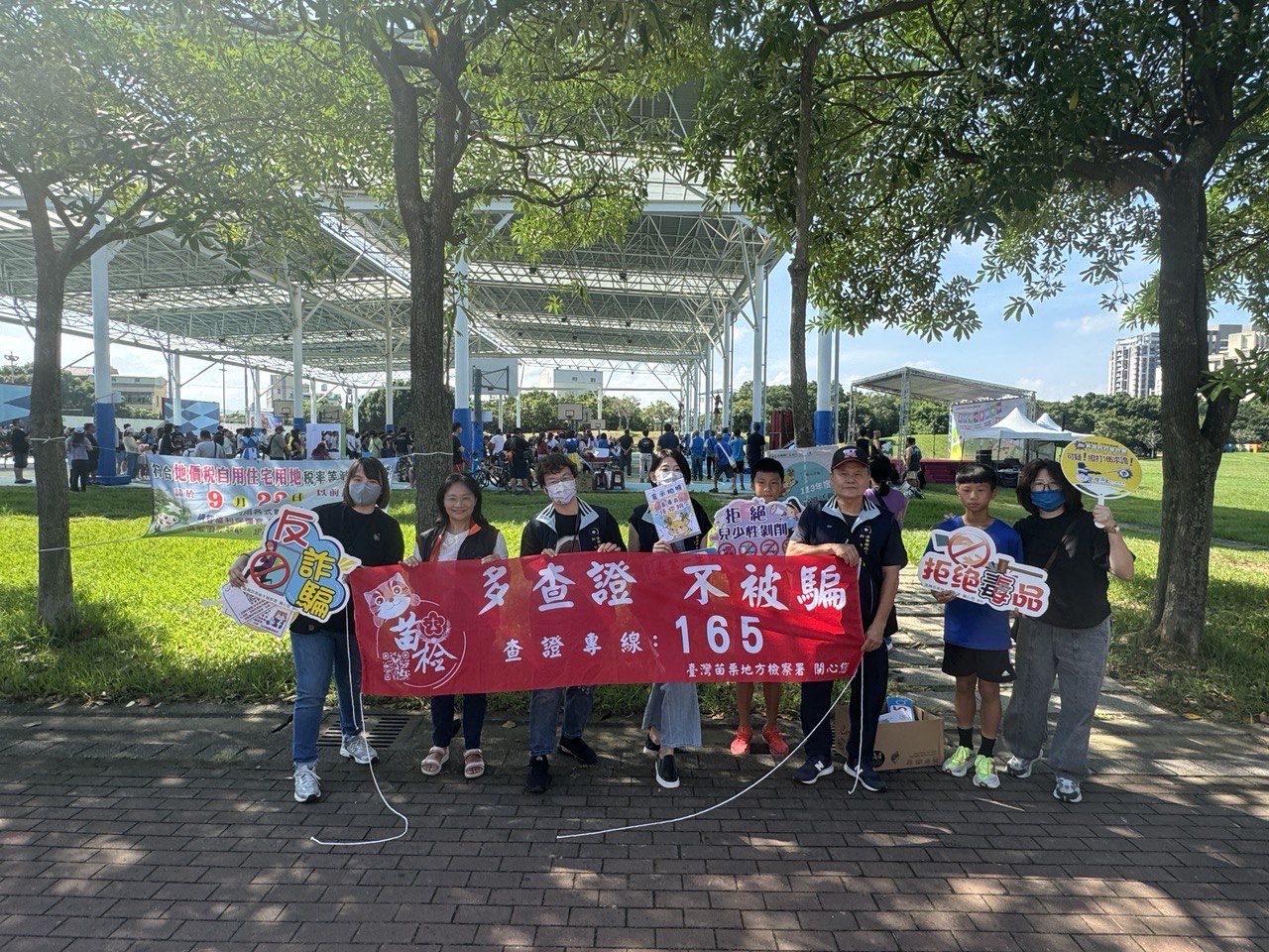 向參與活動的民眾及攤販進行反詐騙宣導_1