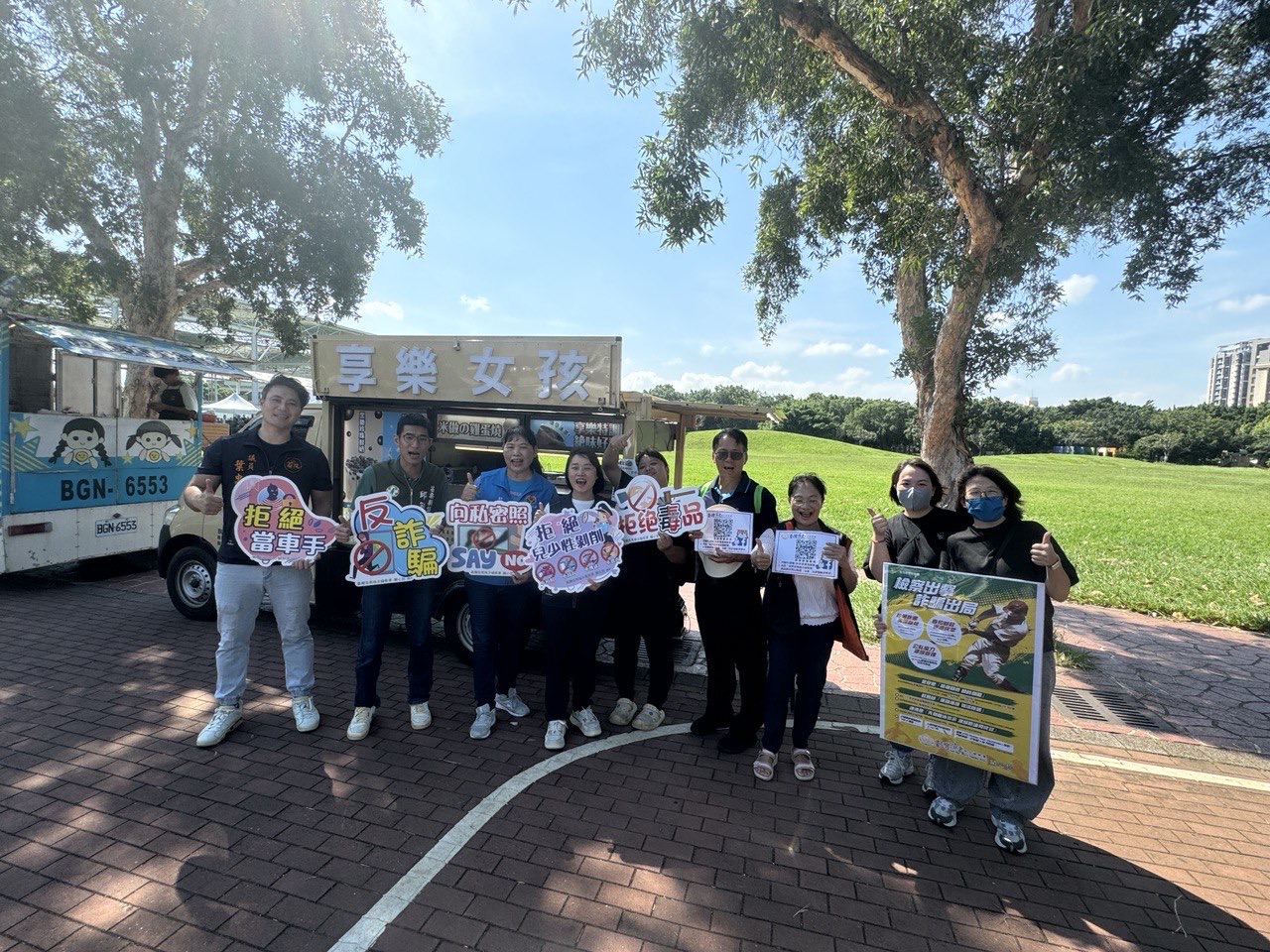 向參與活動的民眾及攤販進行反詐騙宣導_2