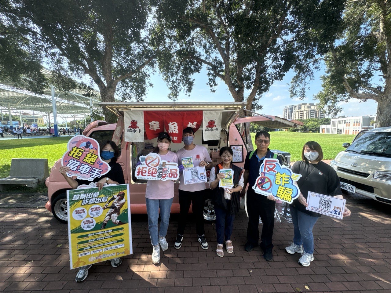 活動現場向民眾宣導「多查證、不受騙」、「勇敢向毒品説不」、「拒絕兒少性剝削」_1