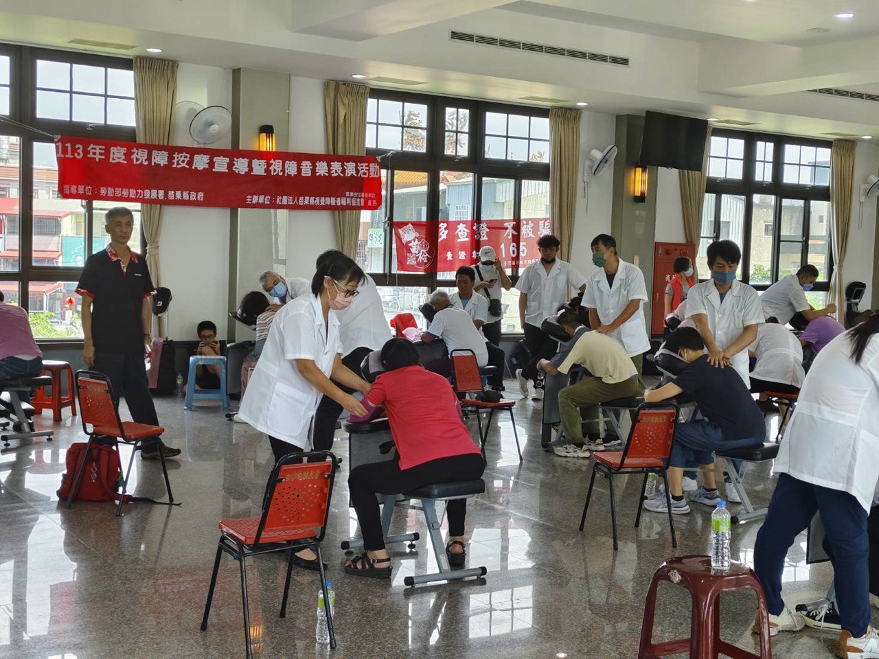 活動現場拉反詐騙紅布條進行反詐騙宣導_1