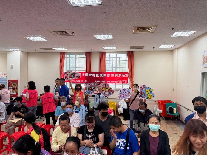 現場設置攤位以及拉紅布條，宣導民眾一同反詐騙、反毒品、拒絕兒少性剝削_1