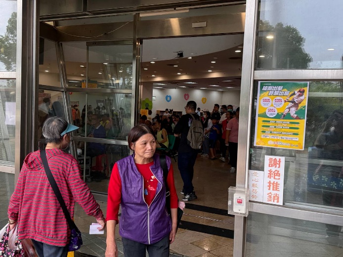 現場設置攤位以及張貼海報，邀請民眾一同反詐騙、反毒品、拒絕兒少性剝削_2