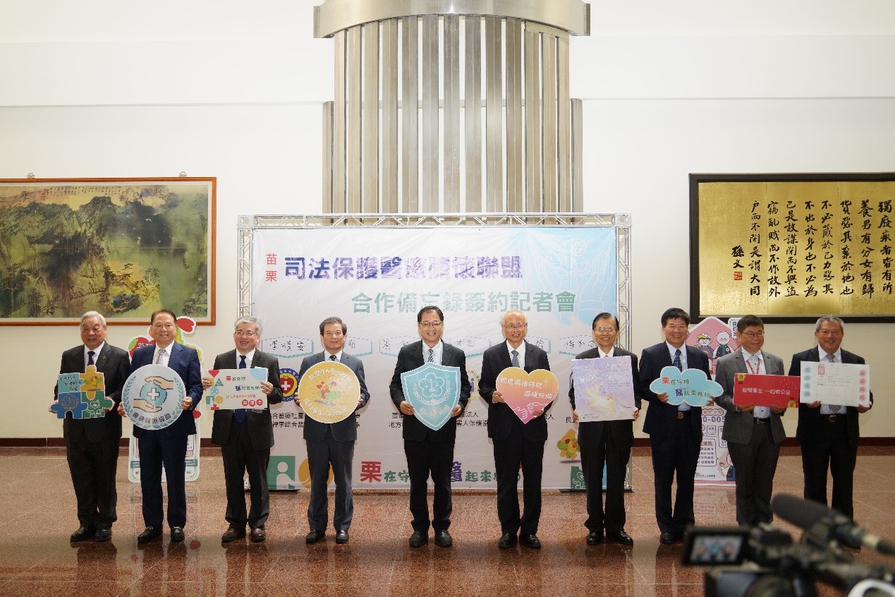 Minister Zheng Mingqian took a group photo with representatives from medical institutions