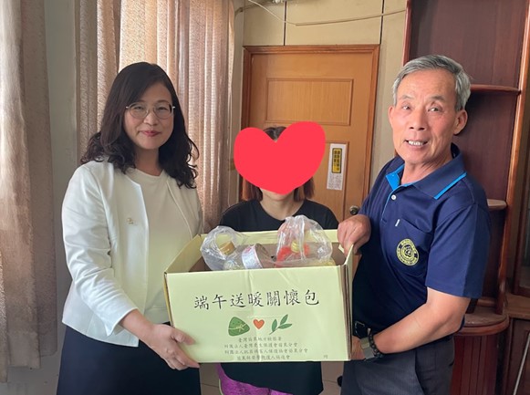 林檢察長與葉副理事長致贈關懷物資