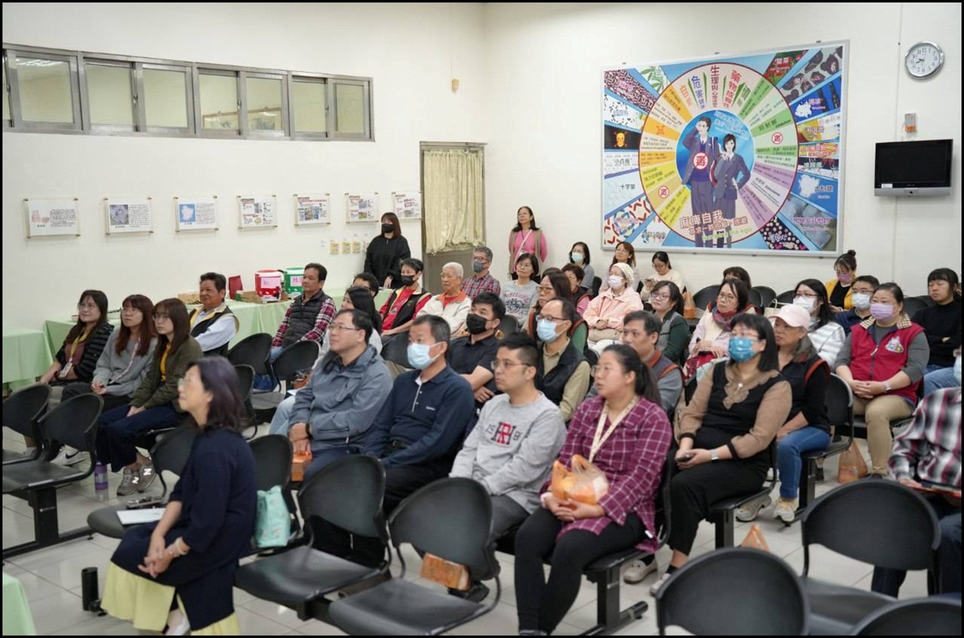 成員專注聆聽課程