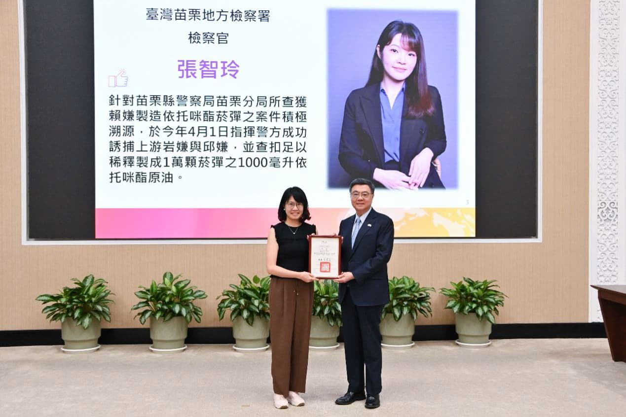 Head Prosecutor Bai Hui-shu (acting on behalf of Prosecutor Chang Chih-ling) honored by Premier Cho Jung-tai