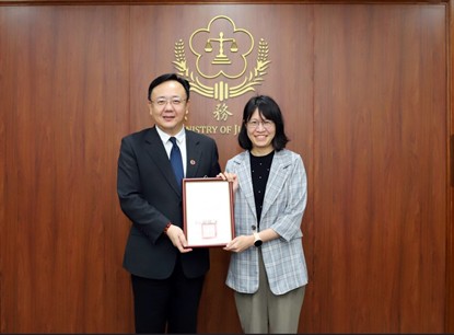 Chief Prosecutor Pai Hui-shu Accepts MOJ Honors from Vice Minister Feng Cheng on Behalf of Prosecutor Shi Dong-chao